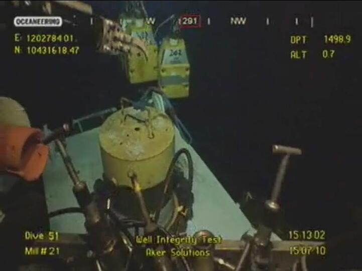 Klappt es jetzt? Am Donnerstagabend war es Experten von BP gelungen, alle Ventile eines tonnenschweren Auffangzylinders in 1500 Meter Tiefe zu schließen.
