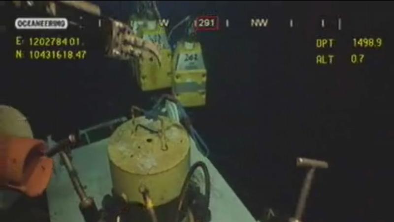 Klappt es jetzt? Am Donnerstagabend war es Experten von BP gelungen, alle Ventile eines tonnenschweren Auffangzylinders in 1500 Meter Tiefe zu schließen. Klappt es jetzt? Am Donnerstagabend war es Experten von BP gelungen, alle Ventile eines tonnenschweren Auffangzylinders in 1500 Meter Tiefe zu schließen.