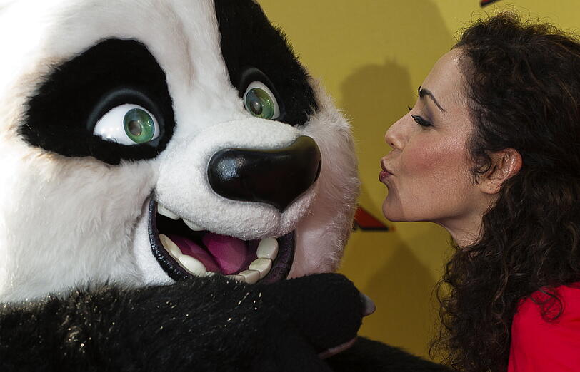 Susan Sideropoulos ist schwanger wie Panda: Auf dem roten Teppich in Berlin präsentiert die Schauspielerin ihren Baby-Bauch. Hape Kerkeling und Jack Black liefern sich einen Kampf für die Fotografen. Die Bilder von der Filpremiere für den Animationsfilm "Kung Fu Panda 2".