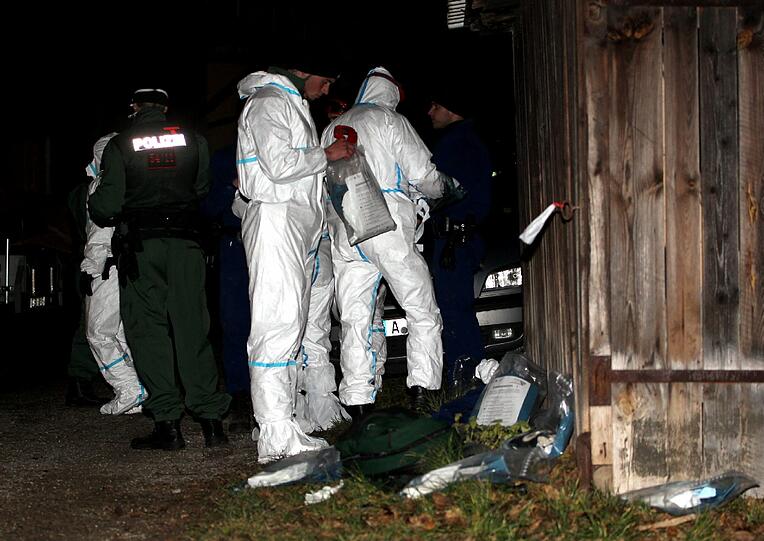 Mitarbeiter der Spurensicherung durchsuchen gestern eine Scheune in Friedberg nach weiteren Beweismitteln