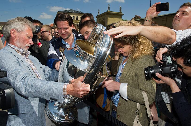 Da ist das Ding! Bei der "Trophy Bus Parade" der UEFA tourt das Objekt der Begierde, der Champions League-Pokal, am Montag gemeinsam mit zahlreichen Promis durch München - sehen Sie hier die Bilder.