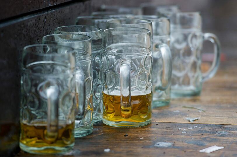 Ein beliebtes Mitbringsel: Aufmerksame Ordner nahmen den Souvenirjägern rund 111.000 Bierkrüge in den Zelten und an den Ausgängen des Festgeländes ab. (2011:
226.000)