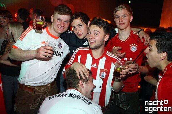 Mit Trikots, Schals und Flaggen kamen die Bayern-Fans in den Neuraum, um bei "Rock & Roll Baby" weiterzufeiern. Mehr Bilder unter: www.nachtagenten.de