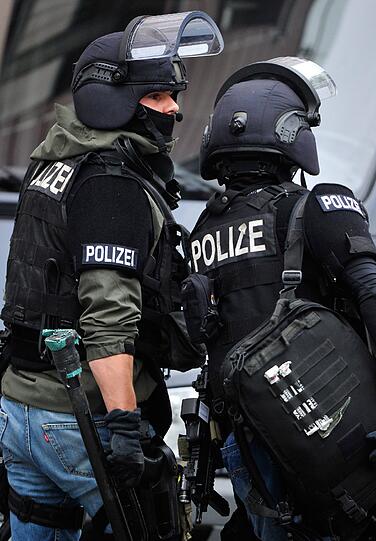 Stundenlanger Nervenkrieg im Ingolstädter Rathaus: Ein 24-Jähriger nimmt drei Mitarbeiter als Geiseln. Die gute Nachricht kommt am späten Nachmittag: Die Geiseln konnten unverletzt befreit werden.