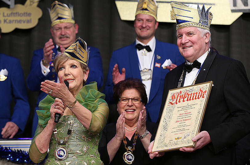 Ministerpräsident Seehofer mit Orden und Urkunde. Moderatorin Caroline Reiber führte durch den Abend.
