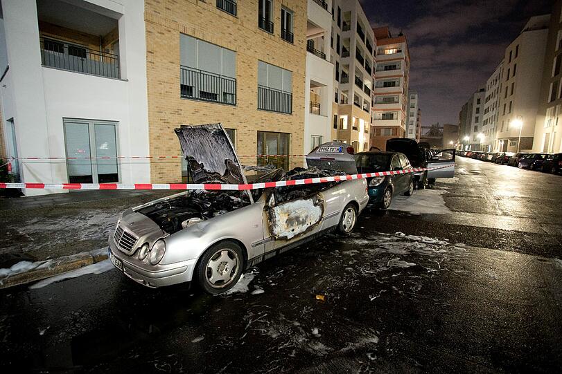 Schwere Randale in Kreuzberg: Vier Autos wurden angezündet.