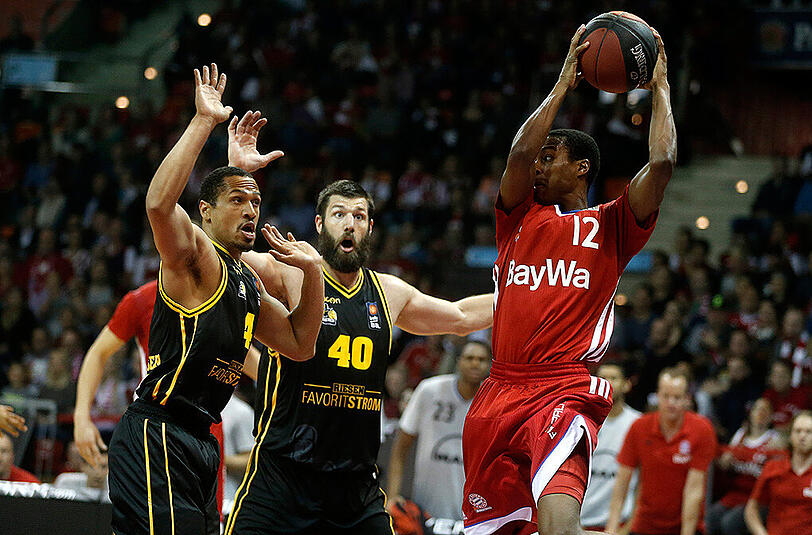 Bayern-Spieler Alex Renfroe erwehrt sich der Ludwigsburger Jon Brockman und David McCray. Szene aus Spiel drei.
