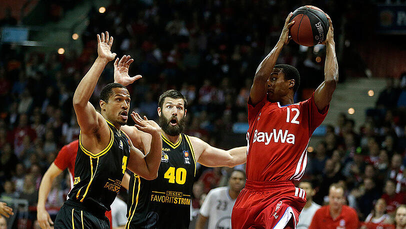 Bayern-Spieler Alex Renfroe erwehrt sich der Ludwigsburger Jon Brockman und David McCray. Szene aus Spiel drei. Bayern-Spieler Alex Renfroe erwehrt sich der Ludwigsburger Jon Brockman und David McCray. Szene aus Spiel drei.