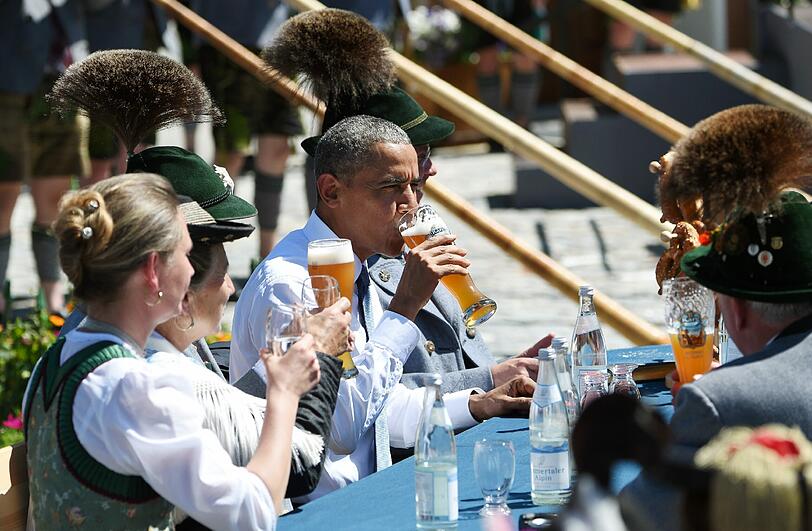 Barack Obama und das alkoholfreie Weißbier: Eine Nachbildung des Tisches steht zur Erinnerung an das legendäre Weißwurstfrühstück des US-Präsidenten zum G7-Gipfel am selben Platz.