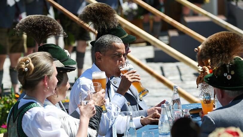 Barack Obama und das alkoholfreie Weißbier: Eine Nachbildung des Tisches steht zur Erinnerung an das legendäre Weißwurstfrühstück des US-Präsidenten zum G7-Gipfel am selben Platz. Barack Obama und das alkoholfreie Weißbier: Eine Nachbildung des Tisches steht zur Erinnerung an das legendäre Weißwurstfrühstück des US-Präsidenten zum G7-Gipfel am selben Platz.