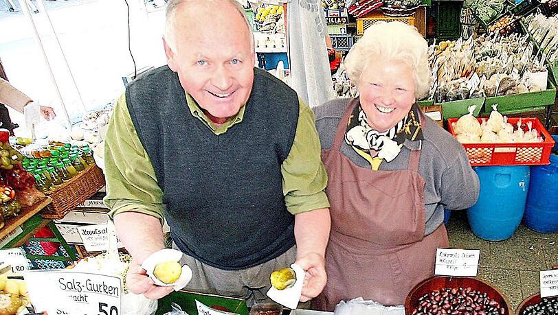 Ludwig Freisinger (der Zweite) mit Ehefrau Gertraud an ihrem Standl im Jahr 2007. Ludwig Freisinger (der Zweite) mit Ehefrau Gertraud an ihrem Standl im Jahr 2007.
