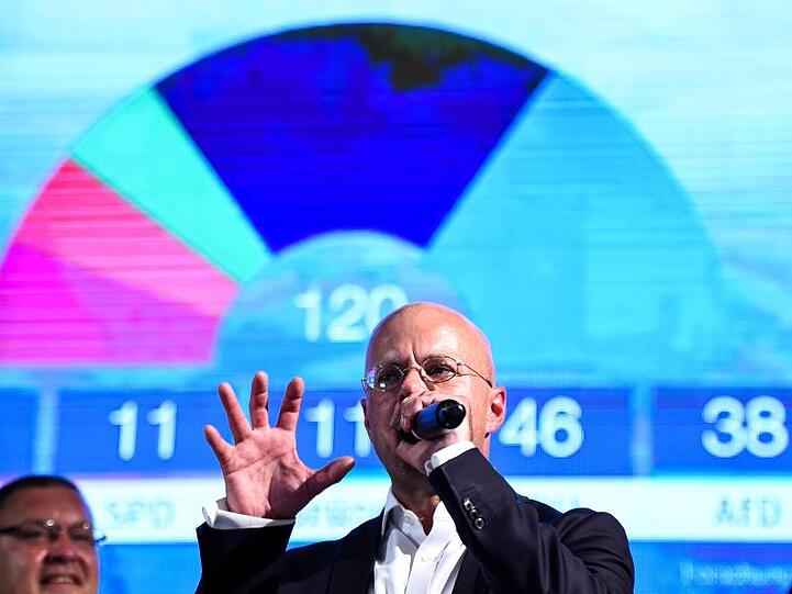Andreas Kalbitz, Spitzenkandidat der AfD in Brandenburg, spricht auf der AfD-Wahlparty nach der Bekanntgabe erster Ergebnisse.