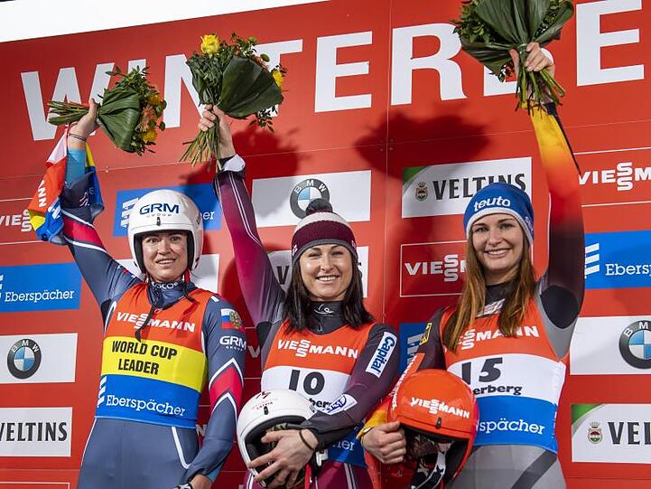 Julia Taubitz (r) wurde Dritte hinter Eliza Cauce (M.) aus Lettland und Tatjana Iwanowa aus Russland.