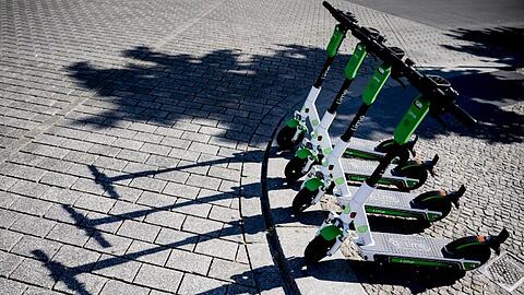 E-Tretroller der Firma Lime: In München gibt es eigene Abstellflächen für die Scooter.