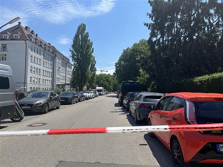 "Die Bombe ist in zwei Teile zerbrochen, der Zünder ist scharf", sagt Feuerwehr-Sprecher Bronnhuber der AZ.
