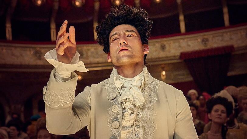 "The White Lotus"-Star Will Sharpe als Mozart in "Amadeus".