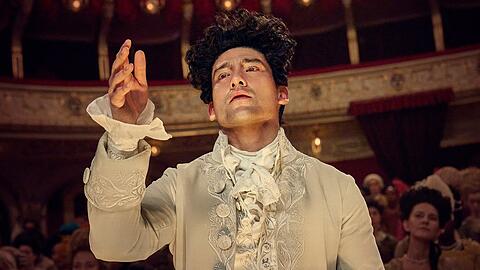 "The White Lotus"-Star Will Sharpe als Mozart in "Amadeus".
