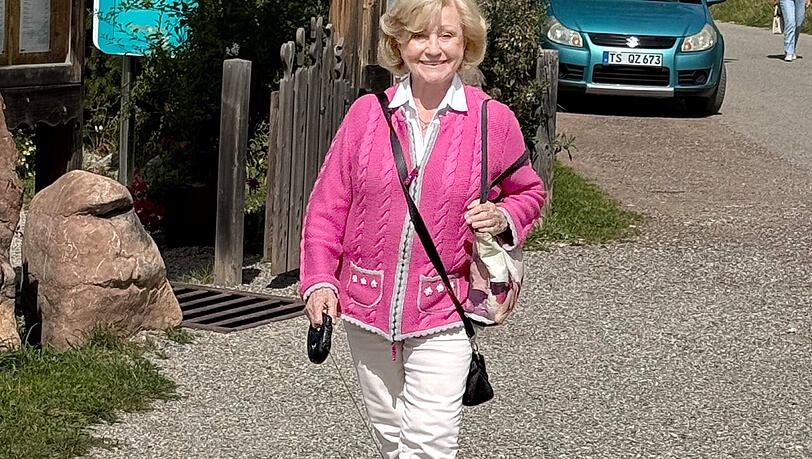 Margot Hellwig beim Spazierengehen mit ihrem Hund Bruno. Margot Hellwig beim Spazierengehen mit ihrem Hund Bruno.