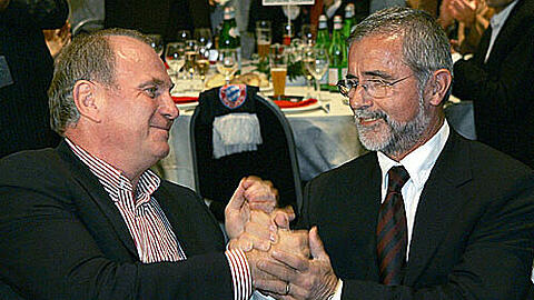 Gute Freunde... Bayern-Manager Uli Hoeneß half einst Kumpel Gerd Müller, als der beste deutsche Stürmer in der größten Krise seines Lebens steckte. Nun kam es zu einem neuen Drama um Müller.