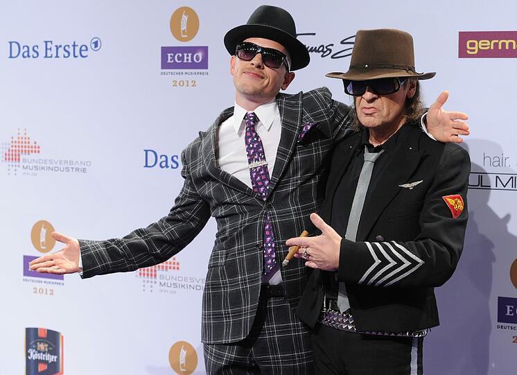 Delay und Lindenberg: Da gehören Zigarren und schwarze Sonnenbrillen zur Standard-Ausrüstung. Auch andere Stars legten sich ins Zeug, sehen Sie hier die Bilder des Echo 2012 in Berlin...