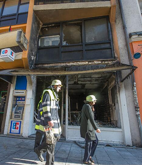 Schwabing am Tag nach der Bombensprengung: Die Spuren der Detonation sind deutlich zu erkennen. Im Laufe des Vormittags werden die Schäden an den Gebäuden der Umgebung erfasst.