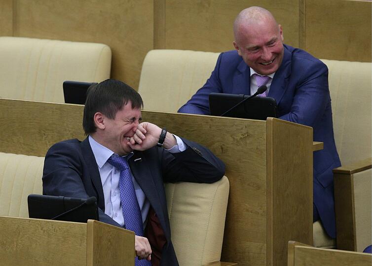 Im russischen Parlament hatten diese zwei Abgeordneten viel zu lachen.