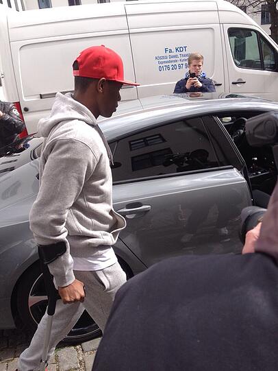 David Alaba nach seinem Besuch bei FC-Bayern-Arzt Müller-Wohlfahrt.