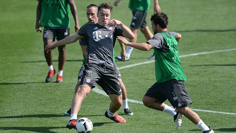 Auch Nachwuchsmann Fabian Benko ist schon gut mit dem Ball unterwegs und kann sich behaupten.