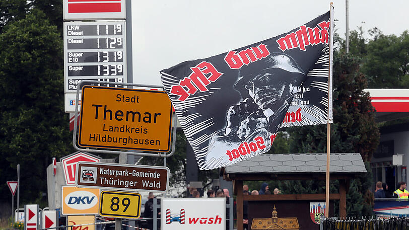 "Rock gegen Überfremdung": Die Bilder vom Neonazi-Konzert und dem Gegenprotest.