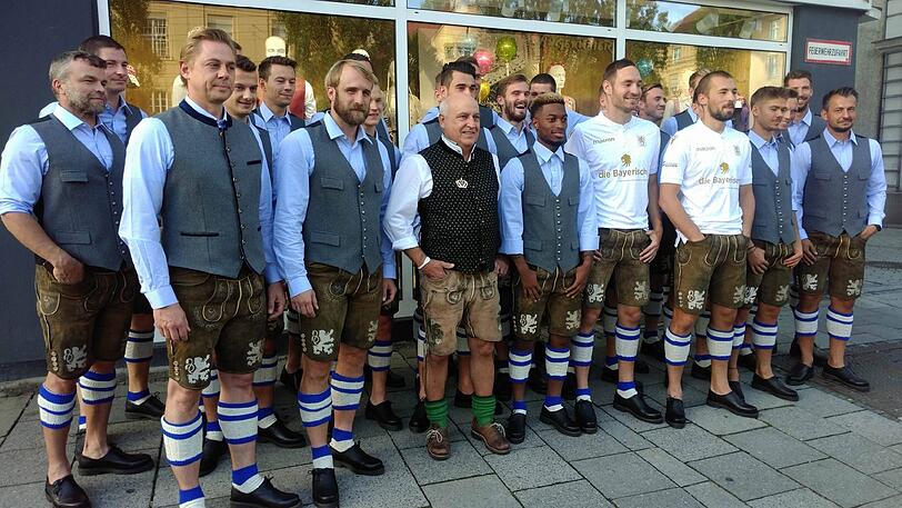 Markus Fauser, Daniel Bierofka, Kodjovi Koussou in Tracht, Markus Ziereis und Kapitän Felix Weber im Wiesn-Trikot.