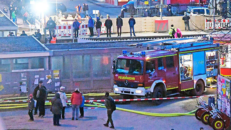 Nach Angaben des Landratsamtes war bei Bauarbeiten die Hauptwasserleitung im Ort beschädigt worden. Mehrere Keller und Tiefgaragen liefen voll, auch die Unterführung am S-Bahnhof war betroffen.