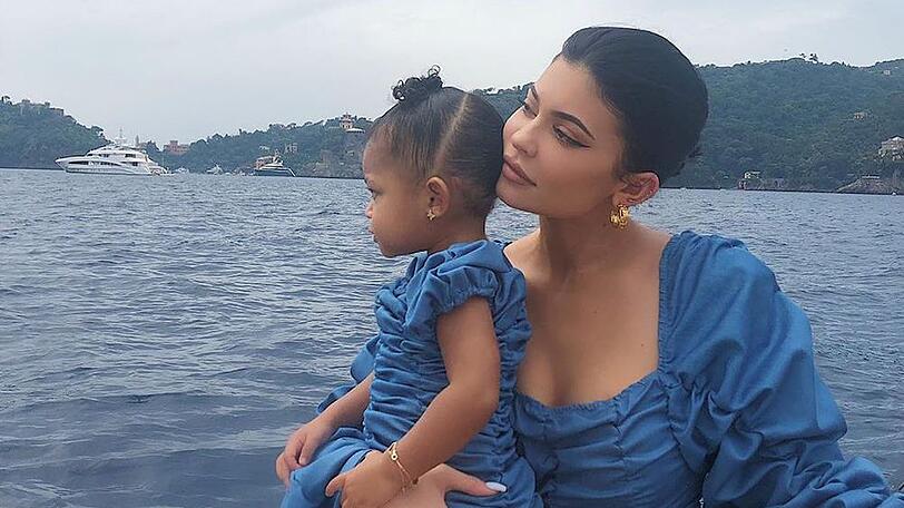 Kylie Jenner und ihre Tochter Stormi genießen den Urlaub in Europa