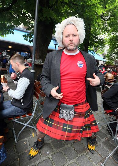 Fans lassen es beim Champions-League-Finale des FC Bayern gegen Dortmund rund um den Marienplatz krachen. Die Bilder