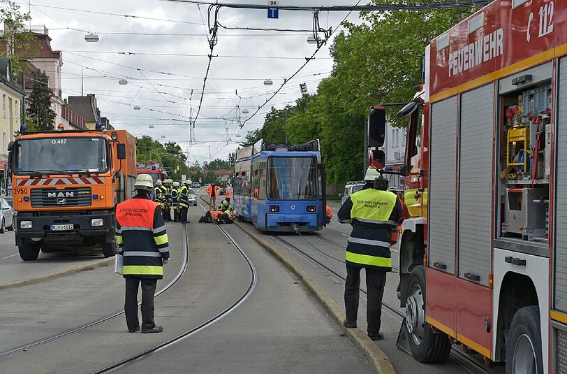 Die Tram war in der Notburgastraße aus den Schienen gesprungen.