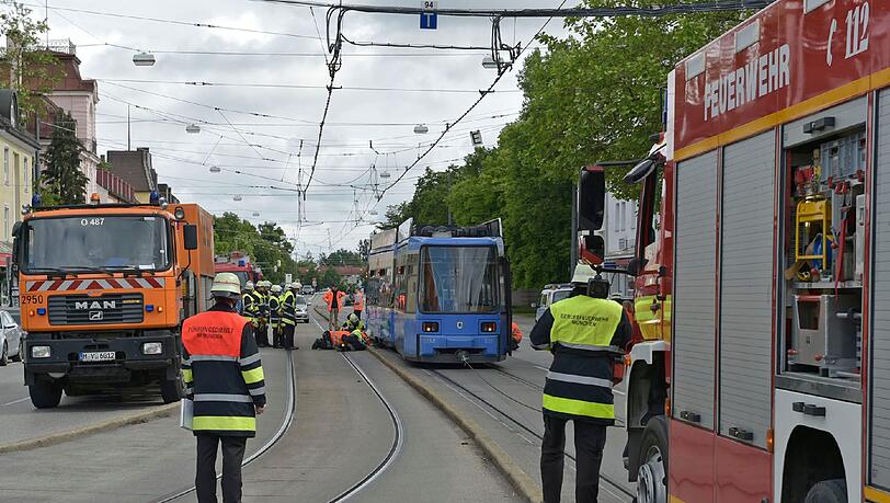Die Tram war in der Notburgastraße aus den Schienen gesprungen. Die Tram war in der Notburgastraße aus den Schienen gesprungen.