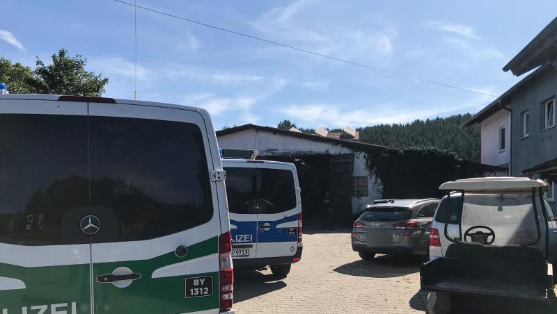 Polizeifahrzeuge stehen neben anderen Fahrzeugen auf einem Hof vor einem Stall im Allgäu. Foto: Benjamin Liss Polizeifahrzeuge stehen neben anderen Fahrzeugen auf einem Hof vor einem Stall im Allgäu. Foto: Benjamin Liss