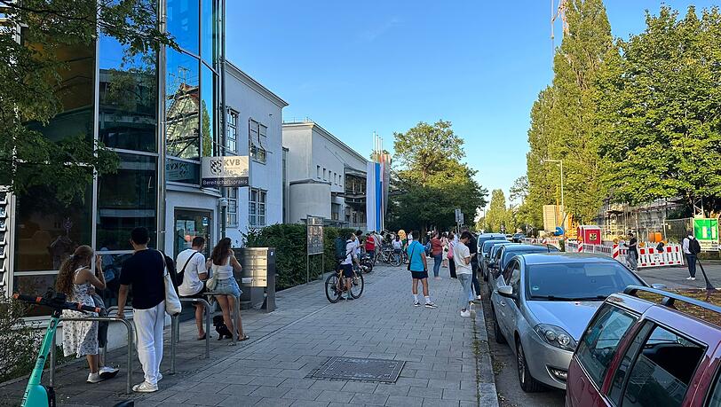 Die ersten Fans des FC Bayern erwarten Harry Kane bereits vor dem Krankenhaus, in welchem der Stürmerstar seinen Medizincheck absolvieren wird. Die ersten Fans des FC Bayern erwarten Harry Kane bereits vor dem Krankenhaus, in welchem der Stürmerstar seinen Medizincheck absolvieren wird.