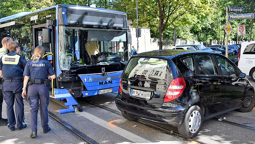 Der schwerer verletzte Mercedes-Fahrer, der leicht verletzte Busfahrer und zwei leicht verletzte Insassen des Busses kamen ins Krankenhaus. Der schwerer verletzte Mercedes-Fahrer, der leicht verletzte Busfahrer und zwei leicht verletzte Insassen des Busses kamen ins Krankenhaus.