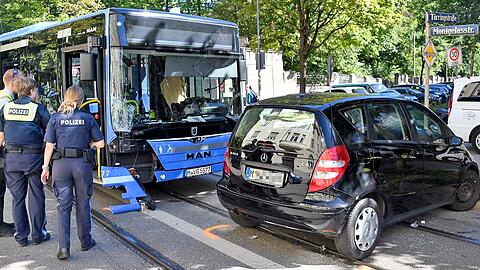 Der schwerer verletzte Mercedes-Fahrer, der leicht verletzte Busfahrer und zwei leicht verletzte Insassen des  Busses kamen ins Krankenhaus.