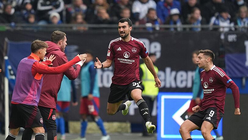 Mahir Emreli (M) jubelt nach seinem Ausgleichstor für den FCN.