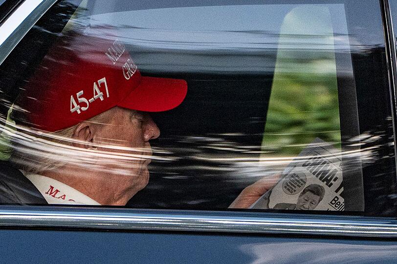 Trump selbst verbrachte das Wochenende nicht in der US-Hauptstadt, sondern beim Golfen im Bundesstaat Florida.