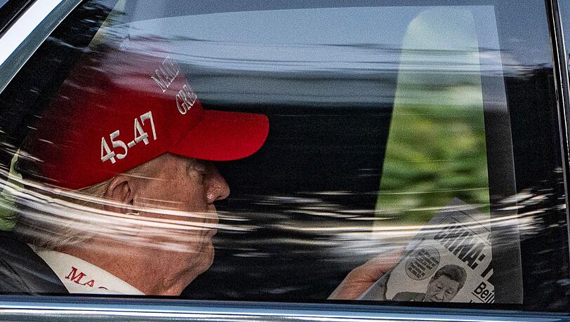 Trump selbst verbrachte das Wochenende nicht in der US-Hauptstadt, sondern beim Golfen im Bundesstaat Florida.
