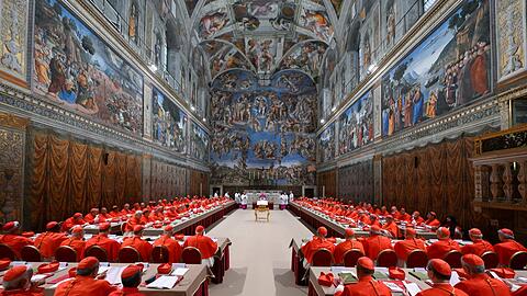 Die Kardinäle in der Sixtinischen Kapelle. Auch im zweiten Wahlgang konnte man sich nicht auf einen neuen Papst einigen.