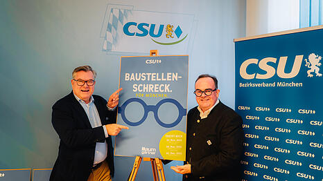 Zwei, die zuversichtlich auf den Wahlkampf schauen: Clemens Baumgärtner (r.) und Seppi Schmid mit neuem Plakat.