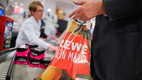 Seit Mitte 2016 gibt es das nicht mehr: Plastiktüten an der Rewe-Kasse.