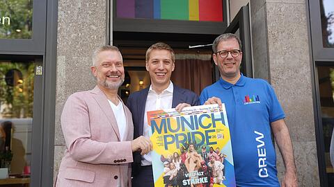 Stadtrat Bernd M&uuml;ller (Rosa Liste, v.l.), OB Dominik Krause (Gr&uuml;ne) und CSD-Gesch&auml;ftsf&uuml;hrer Alex Kluge pr&auml;sentieren das Programm zum diesj&auml;hrigen CSD.