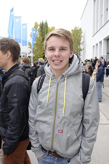 Benedikt (19) ist Ersti in der TUM BWL. Erst hatte er Wirtschaftsingenieurswissenschaften in Landshut studiert. "Das fand ich aber langweilig", erzählt er. "Hier gefällt mir das Verhältnis von Technik und Wirtschaft viel besser!".
