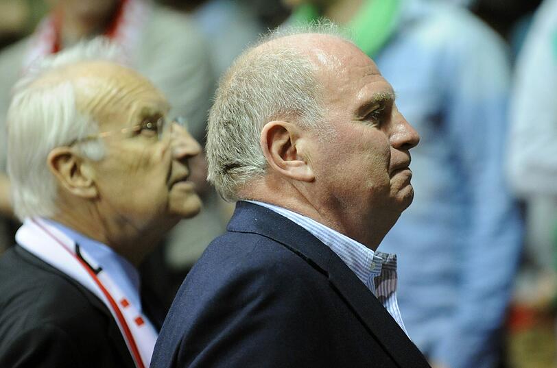 Edmund Stoiber: Bayerns Ex-Ministerpräsident geht mit Hoeneß sogar zum Basketball.