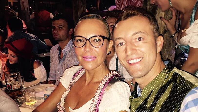 Dauergäste im Käferzelt: Mario-Max Prinz zu Schaumburg-Lippe mit Natascha Ochsenknecht. Dauergäste im Käferzelt: Mario-Max Prinz zu Schaumburg-Lippe mit Natascha Ochsenknecht.