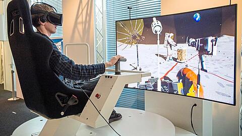 Wer nicht selbst mit dem Simulator fahren möchte, kann auf Bildschirmen beobachten, was derjenige, der die Brille auf dem Kopf hat, gerade sieht.